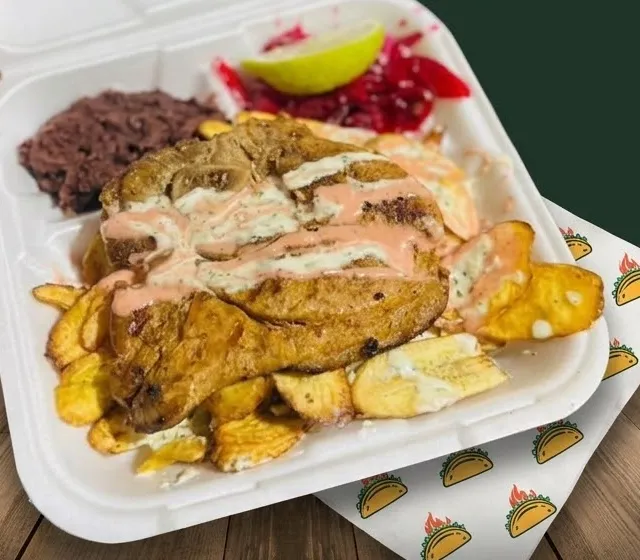 Asado de chuleta con tajadas y frijolitos