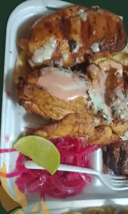 Asado de pollo con salsas, encurtido y limón